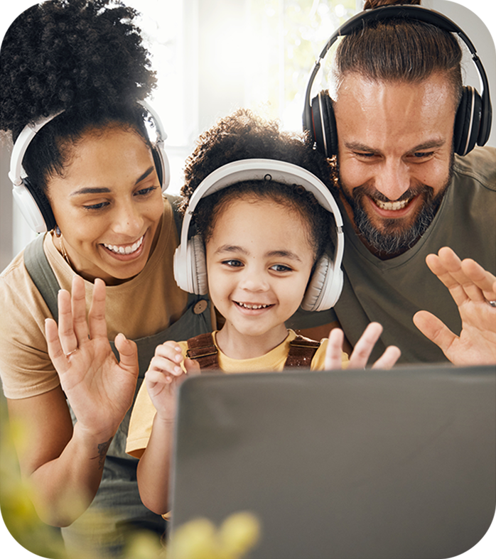 Familia sonriendo con audífonos